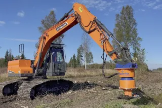 Pařezová fréza Dipperfox SC850 Pro na rýpadle Develon