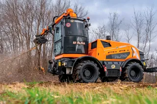 Samojízdný svahový nosič nářadí Energreen ILF ALPHA s výložníkovým ramenem při mulčování náletových dřevin