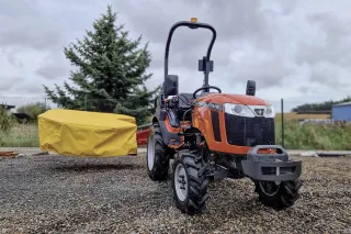 Traktor TAFE 6028 M s žací lištou.