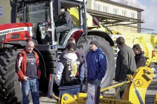 Návštěvníci Dnů otevřených dveří Magrix si prohlíží traktor Massey Ferguson.