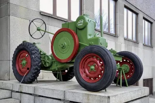 Traktor Svoboda vystavený před Národním zemědělským muzeem