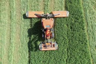 Žací stroj Kubota při sečení travního porostu z ptačí perspektivy