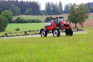 Červený samojízdný postřikovač Horsch Leeb na poli.