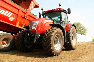 Červený traktor McCormick X7.670 u návěsu.