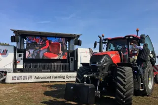 Traktor Case IH a prezentační obrazovka na polním dni Agronomic Design