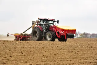 Traktor Case IH Puma 240 se secím strojem Väderstad na poli