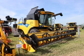 Sklízecí mlátička New Holland vystavená na akci Naše pole 2021