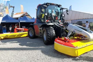 Nosič nářadí se žacími stroji Pöttinger na výstavě Rieder Messe