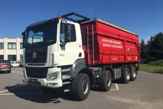 Nákladní automobil Tatra s červenou nástavbou ZDT