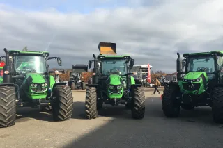 Tři zelené traktory Deutz-Fahr vystavené u AgroKonzulty Žamberk