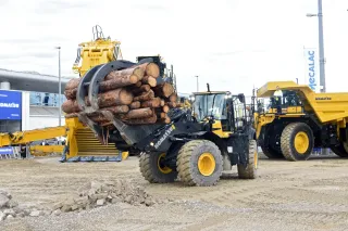 Nakladač Komatsu s kmeny na stavebním veletrhu Bauma