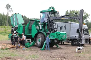 Zelený lesnický stroj s hydraulickým ramenem na Lesnickém dni v Ralsku