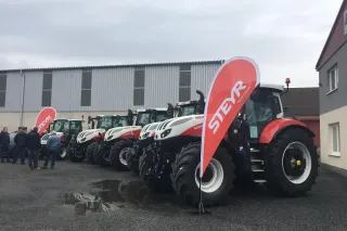 Řada traktorů Steyr vystavených na Dni otevřených dveří v AGRI CS Slavice