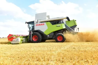 Sklízecí mlátička Claas Trion 520 při sklizni obilí