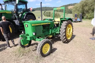 Historický zelený traktor John Deere 2020 na traktoriádě v Zátoru.