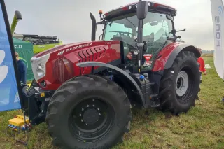 Červený traktor McCormick vystavený na Dni zemědělce 2024.
