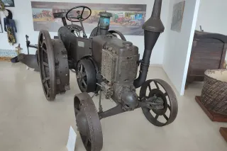 Historický šedý traktor Lanz vystavený v zemědělském muzeu v Rumunsku.