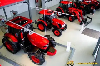 Červené traktory Zetor ve výrobní hale