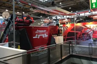 Zemědělské stroje Trioliet na výstavním stánku
