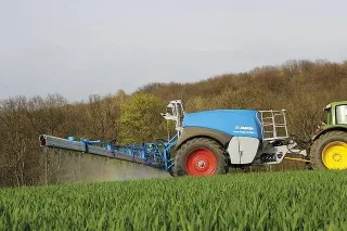 Tažený postřikovač Lemken Vega při práci na poli