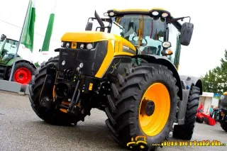 Žlutočerný traktor JCB vystavený na venkovní ploše