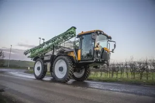 Samojízdný postřikovač JCB na silnici