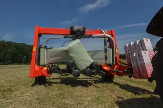 Balička obaluje hranatý balík na poli