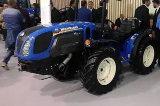 Modrý kompaktní traktor New Holland vystavený na veletrhu