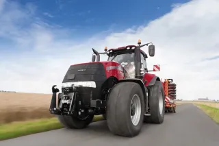 Červený traktor Case IH Magnum na silnici
