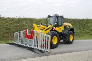Žlutý kolový nakladač Komatsu s vidlemi na siláž