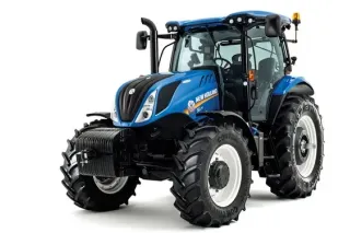 Modrý traktor New Holland T6 na bílém pozadí