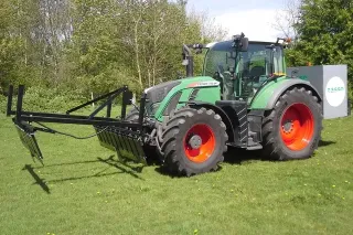 Traktor s elektrickým zařízením pro hubení plevelů na okraji pole