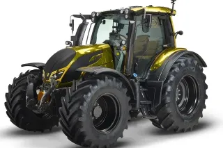 Zlatočerný traktor Valtra na bílém pozadí
