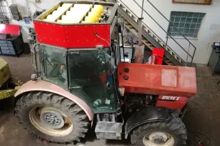 Červený traktor Zetor 10540 Turbo v dílně, fotografovaný shora.