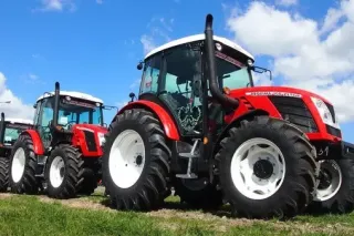 Dva červené traktory Zetor na louce