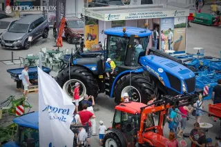 Modrý traktor New Holland vystavený mezi návštěvníky