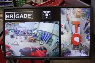 Monitor kamerového systému Brigade zobrazuje okolí krmného vozu z několika úhlů.