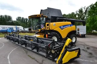 Zelená sklízecí mlátička John Deere s širokou lištou