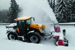 Žlutý traktor JCB Fastrac se sněhovou frézou