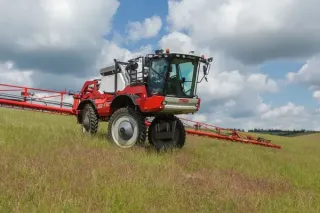 Červený samojízdný postřikovač Agrifac Condor na poli
