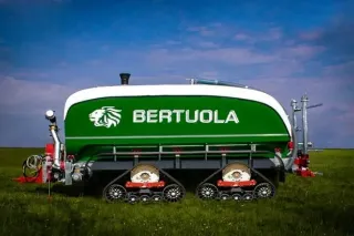 Zelená pásová cisterna Bertuola na poli