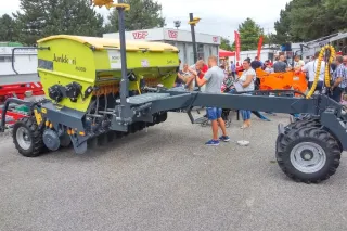 Žlutozelený secí stroj Junkkari M300 na výstavě