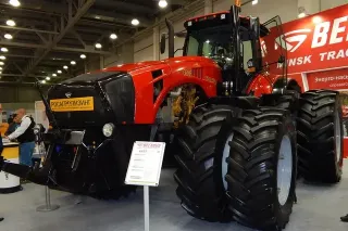 Velký červený traktor Belarus na výstavě