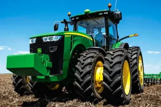 Zelený traktor John Deere 8400R s dvojmontáží kol
