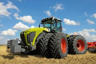 Traktor Claas Xerion s dvojmontáží kol na strništi