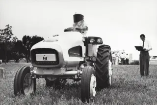 Historický černobílý snímek bílého traktoru International Harvester s turbínovým pohonem
