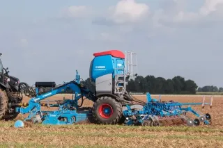 Modrý secí stroj Lemken Solitair na poli