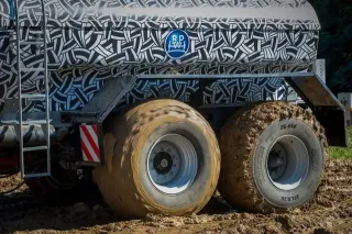Detail náprav a kol cisterny s logem BPW