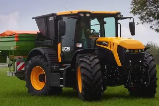 Traktor JCB Fastrac 4000 nové generace při představení v roce 2014