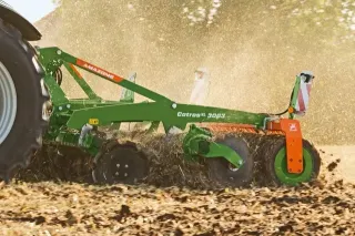Zelené talířové brány Amazone Catros XL při práci na poli